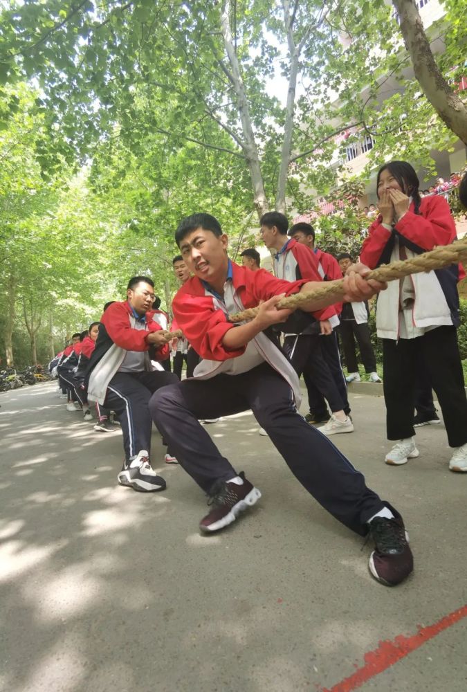 比赛之前,各班级纷纷研究拔河技巧,精心选择人员.