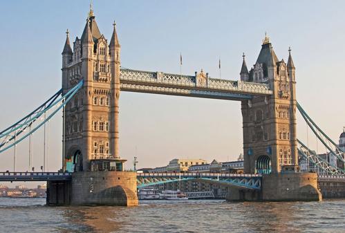 英国伦敦塔桥横跨泰晤士河流人类建筑史上的奇迹