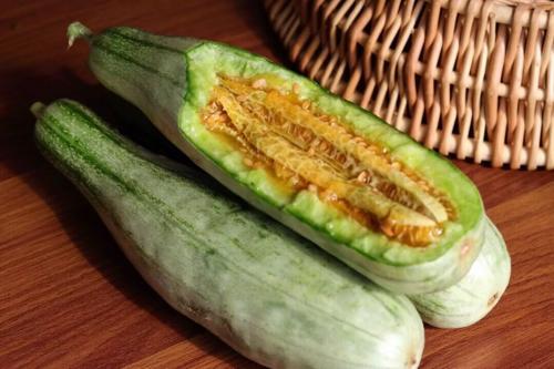 买羊角蜜,有人摸软硬有人看大小,老瓜农:认准这3点,个