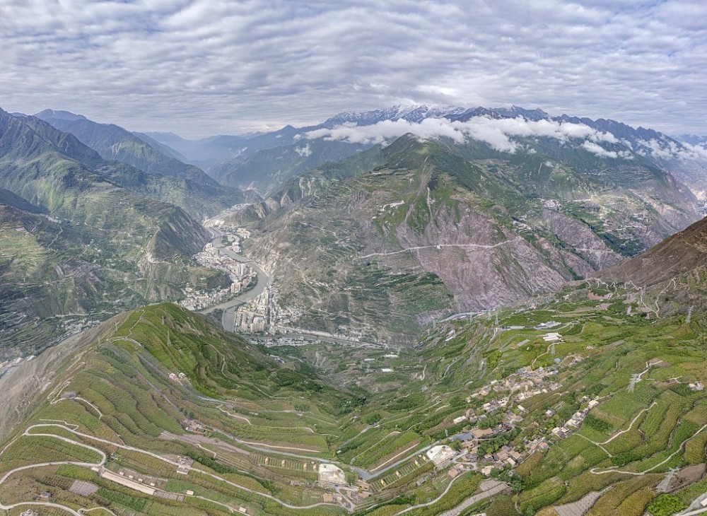 四川阿坝:航拍汶川布瓦村 青山环抱