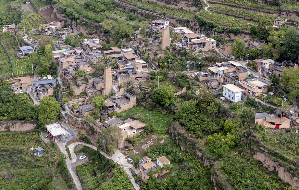 四川阿坝:航拍汶川布瓦村 青山环抱