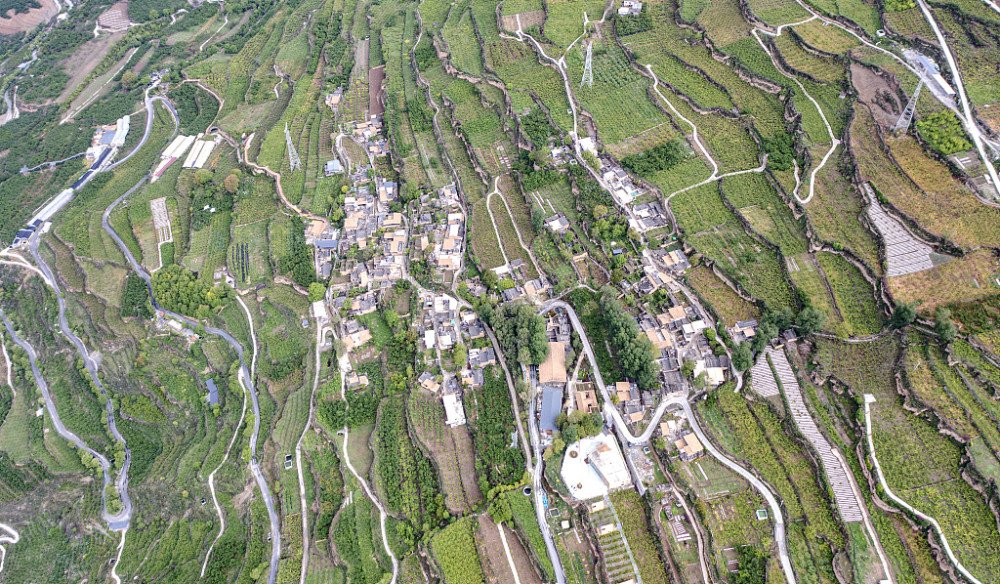 四川阿坝:航拍汶川布瓦村 青山环抱