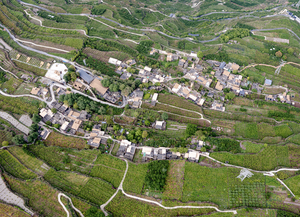 四川阿坝:航拍汶川布瓦村 青山环抱