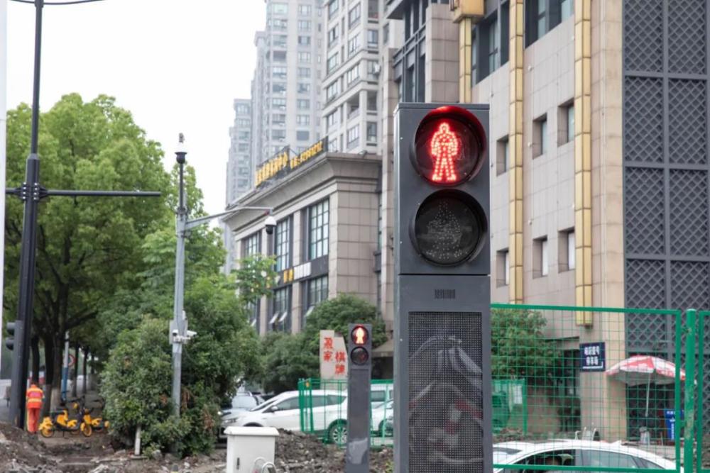 有轨电车沿线"行人声光一体机"上线,是过街信号灯也能监控抓拍违法
