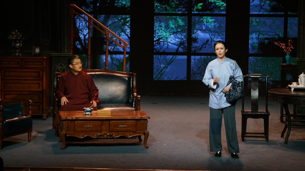 《心中的雷雨》继续演绎《雷雨》原著中周朴园和鲁贵两个家庭,八个人