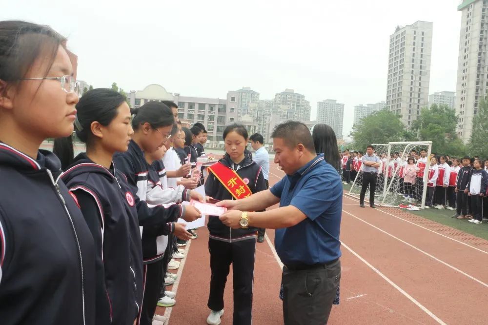 开封市集英中学举行期中质量检测表彰大会