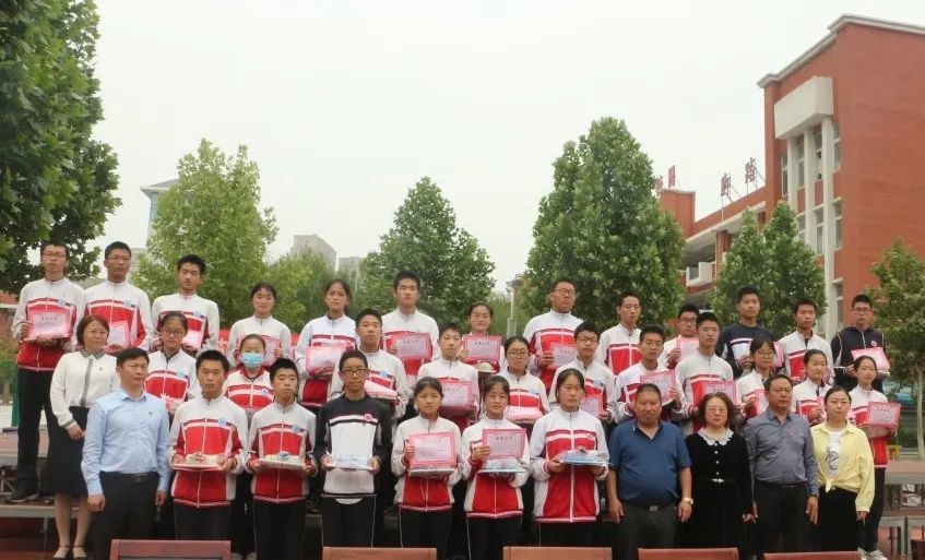开封市集英中学举行期中质量检测表彰大会