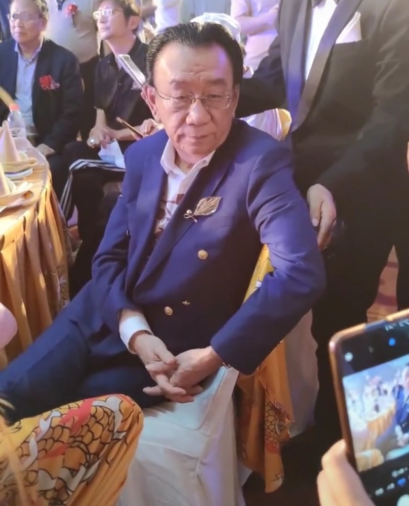 侯耀华西装革履好精神与粉丝合照反差大美女主动上前才露笑脸