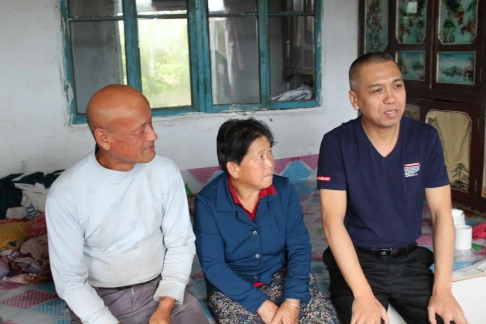 【教育整顿为人民 我为群众办实事】绥滨县人民法院深入永顺村发放