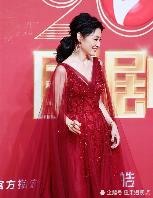 周涛:一袭红色薄纱透肩连衣裙,你想象不到她有多美!