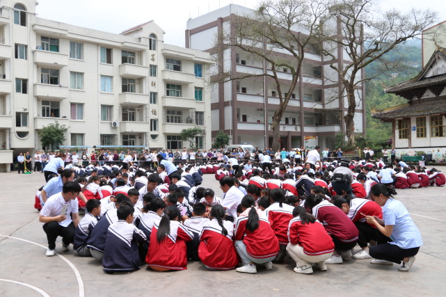 市教育系统防震减灾应急疏散演练活动在马边彝族自治县荣丁中学举行