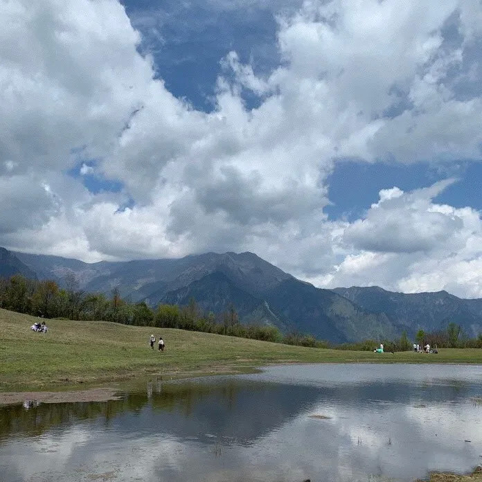 干海子风景区位于汶川县龙镇转经楼村,距离成都大概120公里左右.