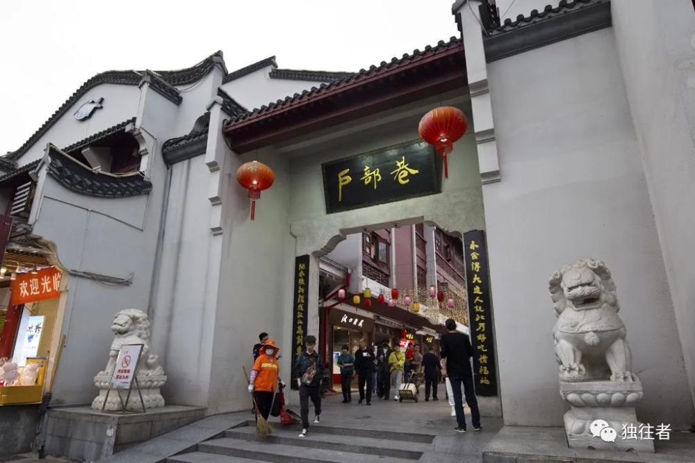 户部巷,不仅有正统的武汉老字号美食,还是全国美食的集散地