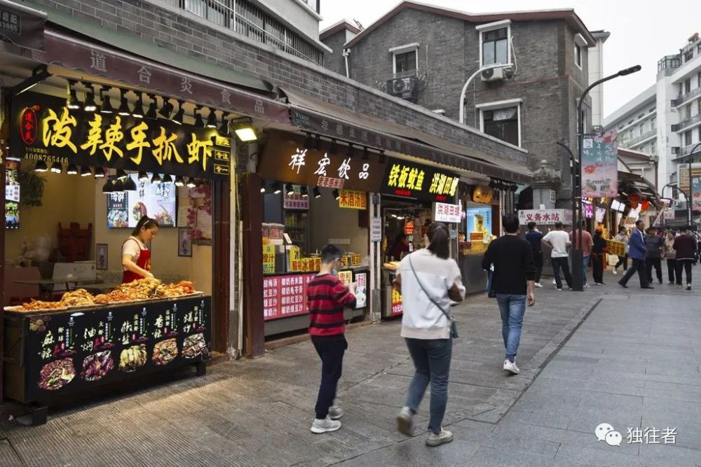 户部巷,不仅有正统的武汉老字号美食,还是全国美食的集散地