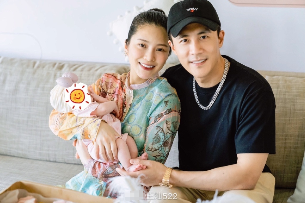王灿晒全家福为女儿庆满月,杜淳亲吻老婆好甜蜜,小蛋饺白嫩可爱