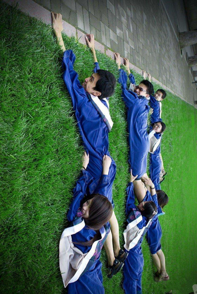 大学生毕业照走红,看到男生,网友疑惑:确定这不是你女朋友的腿