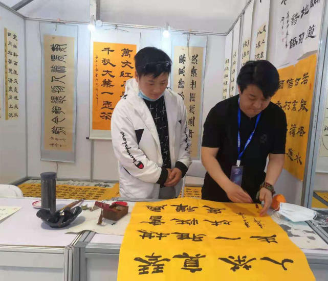 刘清郃书法取法乎上追求传统,借鉴古法名帖,从历代碑帖中汲取精华,汲