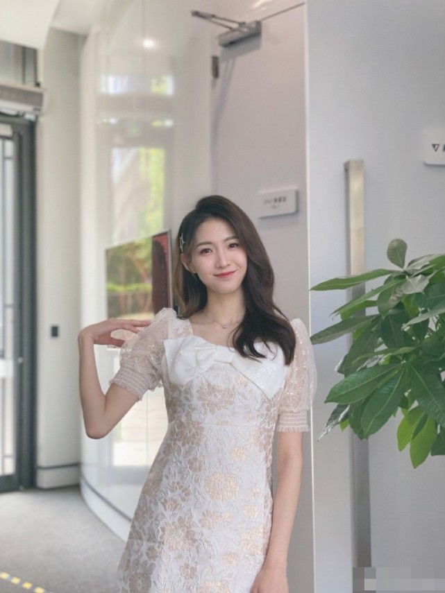 篮球女神雪儿晒照展示新裙 绿叶相衬闭月羞花之貌引人注目