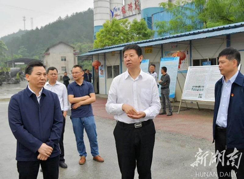 张家界市委副书记,代市长王洪斌在永定区大庸桥万家溶棚改项目现场