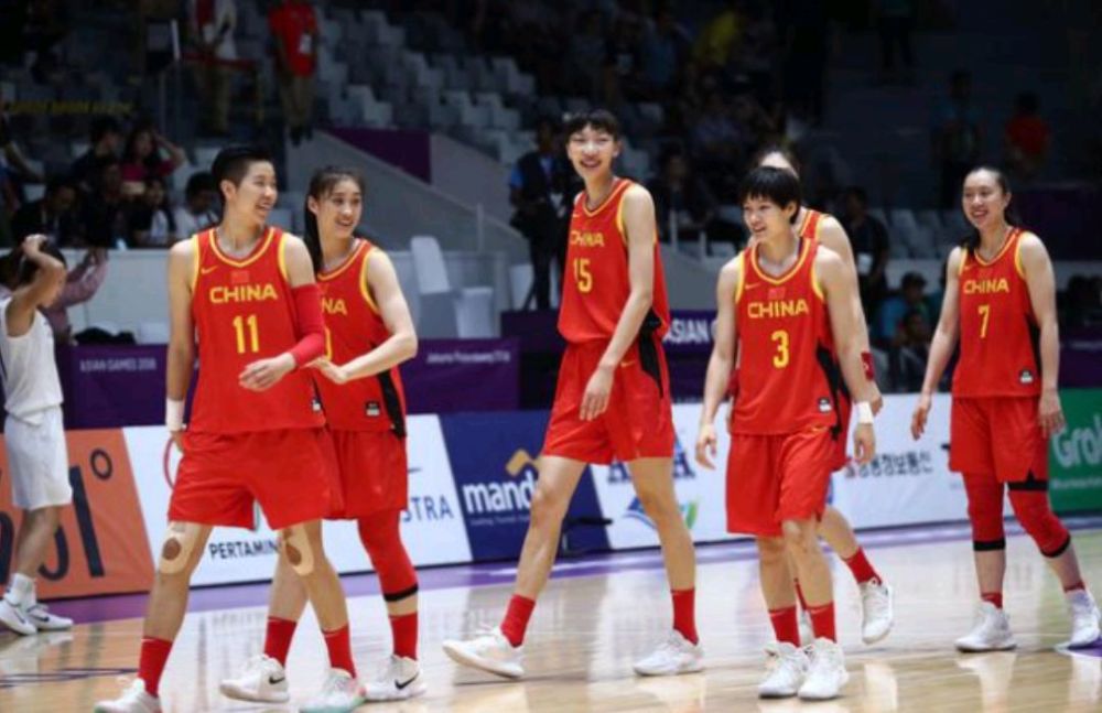 中国女篮又出巨无霸!2米26统治篮下 单节22分10篮板 教练无需战术