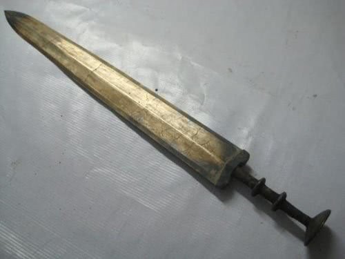 解放军施工炸出战国墓,出土一把古剑,考古家:白起的佩剑