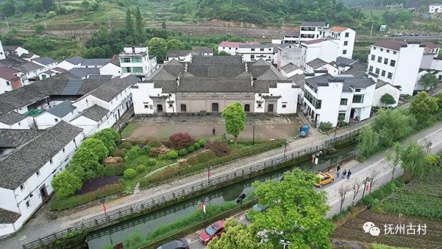 在浙江省义乌市上溪镇的黄山村,有一座集精巧的建筑结构和精湛的雕刻