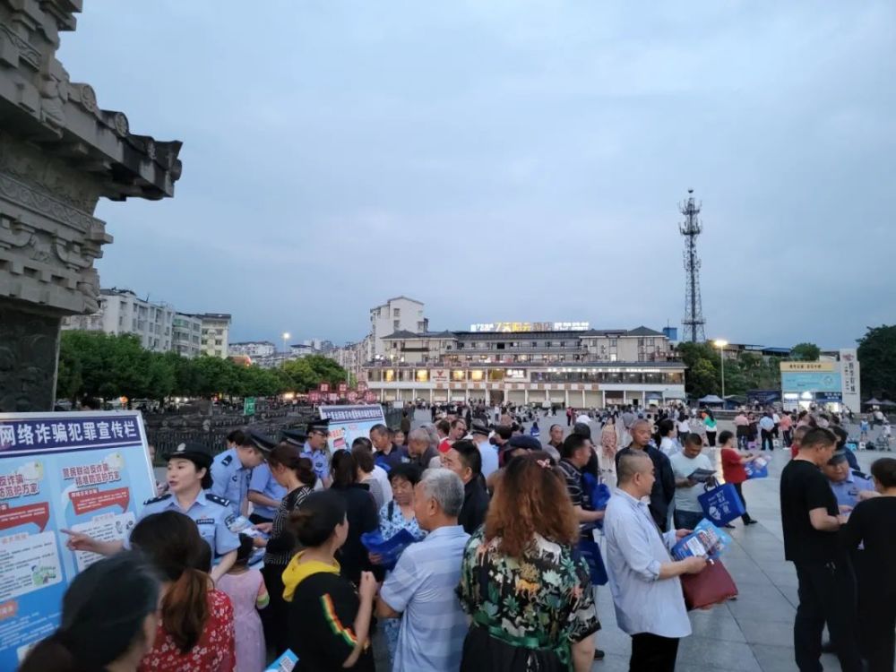 西充纪信广场超多人员聚集还有学校社区商铺一场声势浩大
