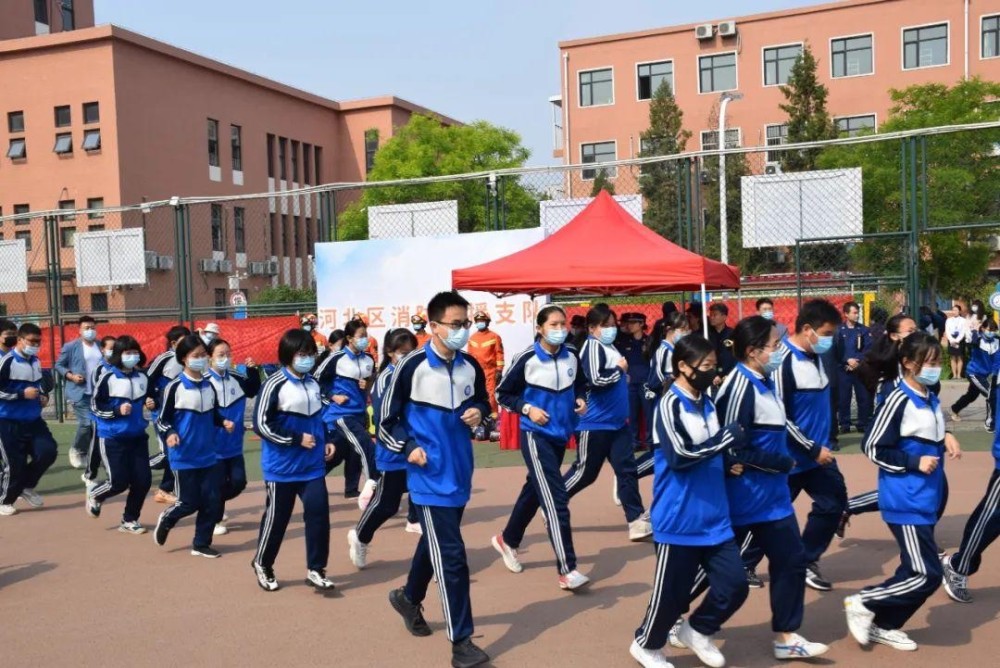 活动中,七十八中学在校非毕业班师生先后开展了避震避险,紧急疏散和