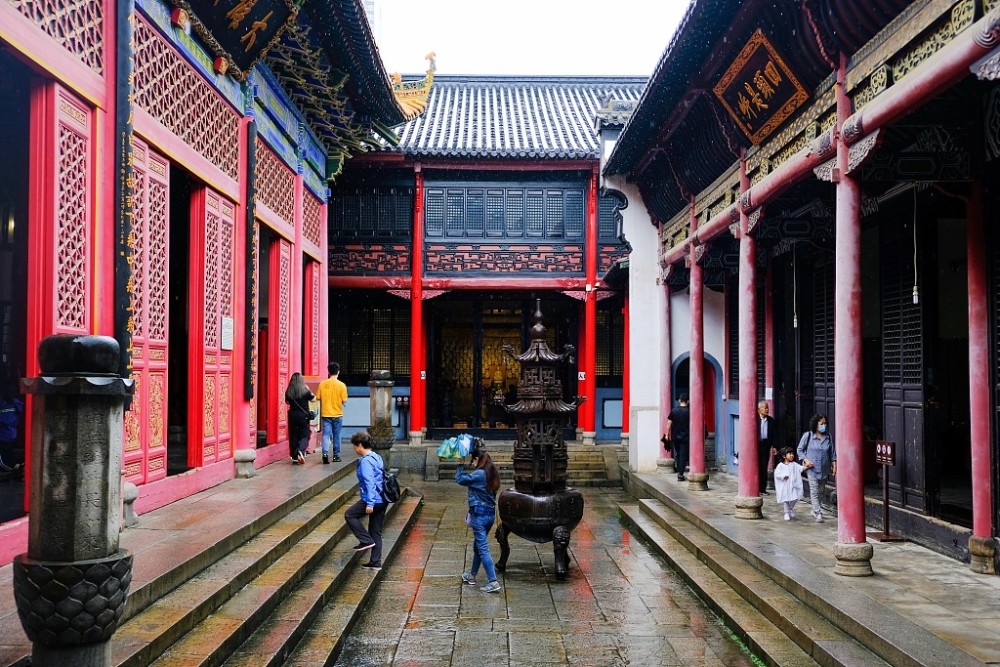 武汉游客雨中游览归元寺