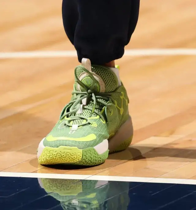 nba球员上脚:拉塞尔穿全城9芒种配色,格里芬的球鞋很有趣