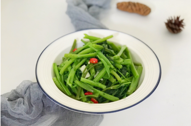 又到了吃空心菜的最佳季节,炒出来脆嫩爽口不发黑,很有食欲