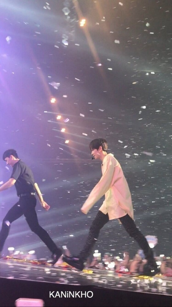 精选边伯贤生图:虎子腿好长