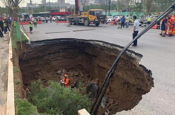 西安地铁附近路面突发塌陷,来探究下地面坍塌的原因