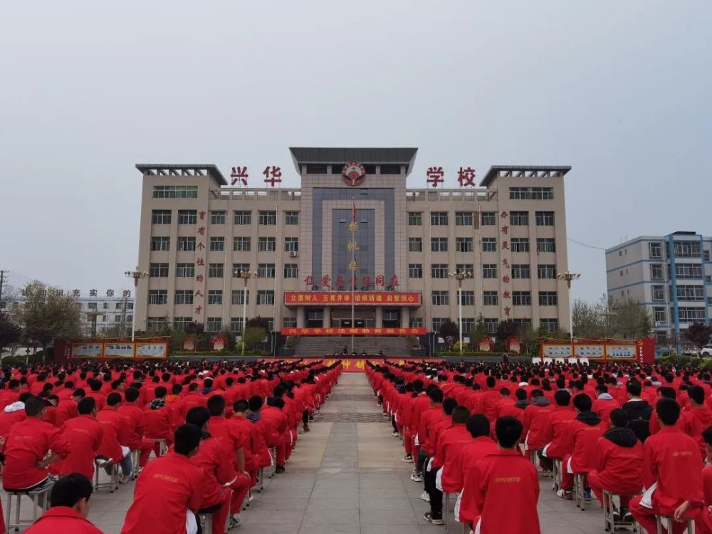 蒲城公安民警先后走进兴华学校,蒲城中学,为师生们上了一堂别开生面