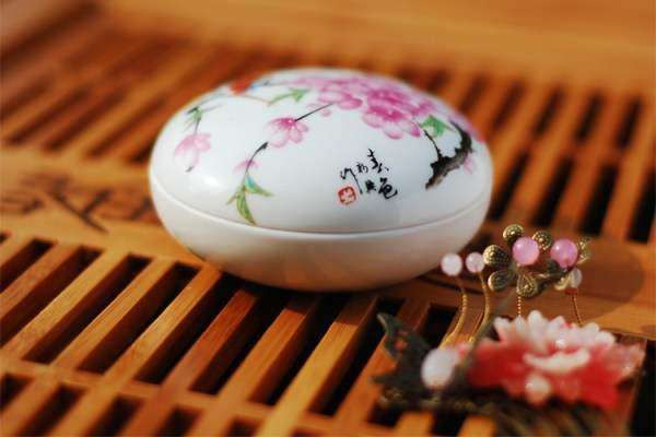 古代女子闺房中的化妆品虽然美丽却暗藏毒素