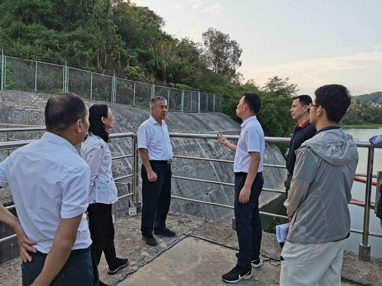 保亭县县委书记王昱正,县委副书记,县政府县长符兰平调研断面水环境