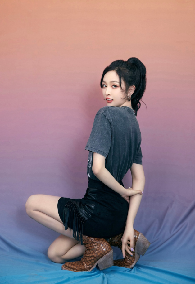 吴宣仪拍写真大片蛇皮靴穿出丝袜感一般人不敢尝试
