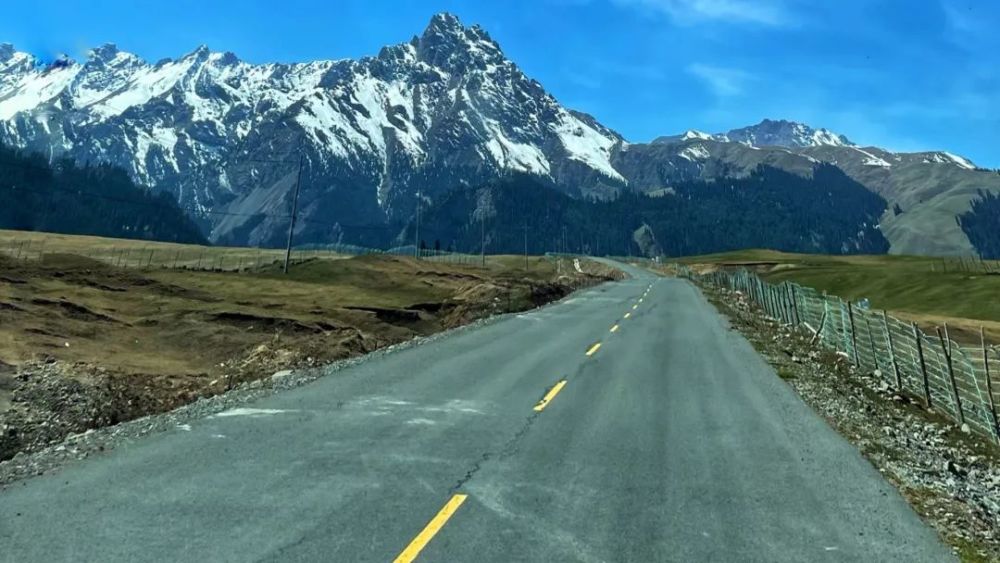 航拍新疆s101公路沿途绝美风光!步步为景被称 天山北坡地理走廊.