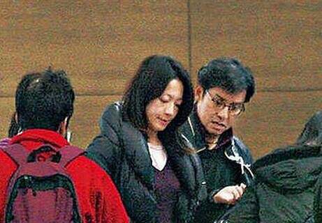 03 2006年3月,谭咏麟父亲病逝,谭咏麟为给情人朱咏婷和私生子谭晓风