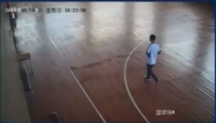 成都中学生坠亡监控曝光!老师,家长,学生哪方应该负主要责任?