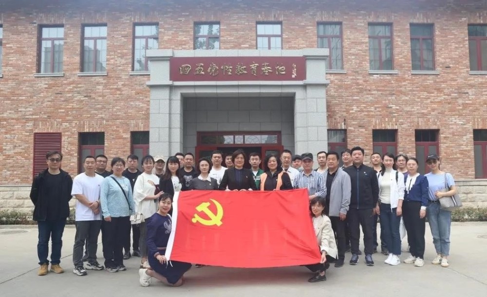 随后,剧组及党员一行来到省委党校西校区"四五"党性教育基地,怀着无比