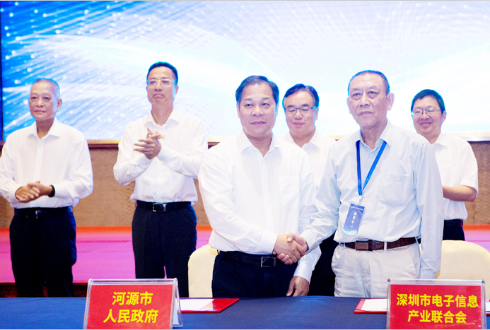 河源市委常委,常务副市长黎意勇与张国一执行会长(右)签署战略合作