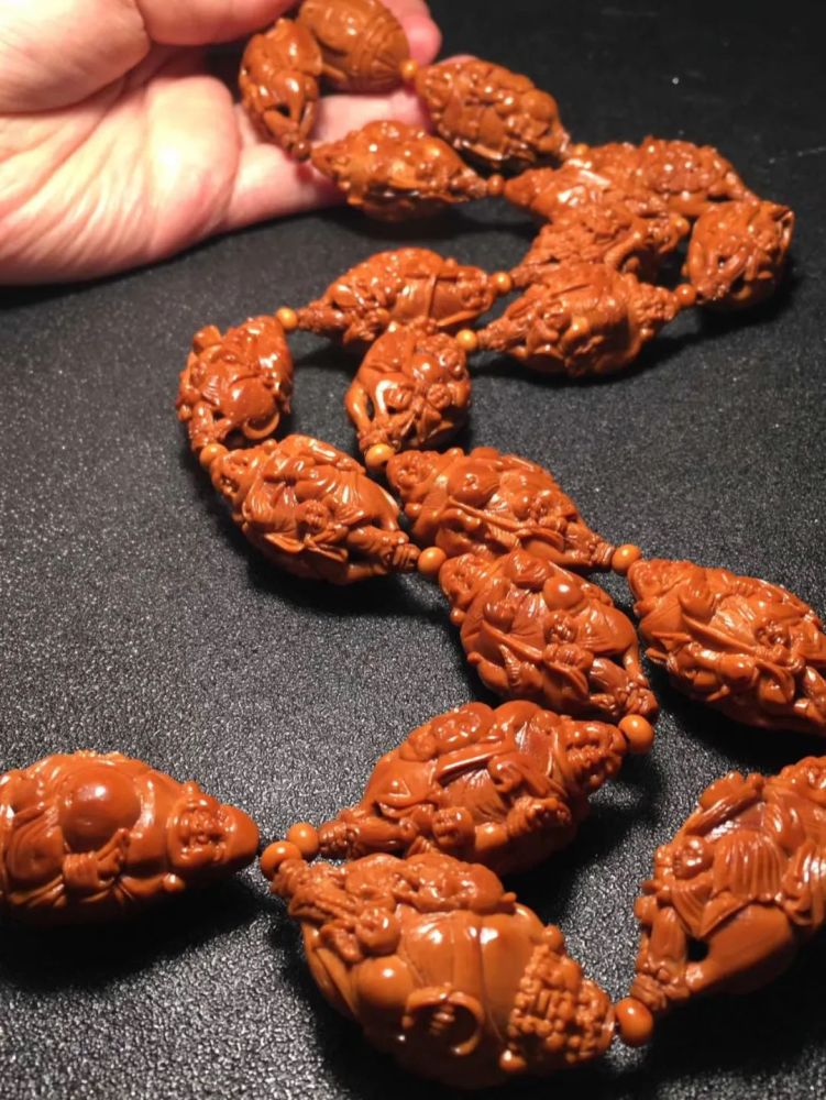 橄榄核手持好还是手串好?哪种核雕作品盘玩价值更高?