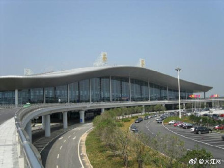 南昌昌北国际机场突降冰雹2个航班受影响滑回