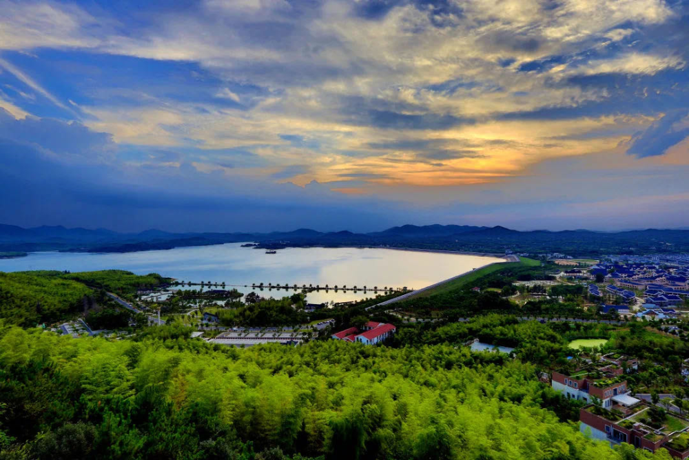 在宜兴 宜南板块, 旅游业投资总额超千亿,拥有62处旅游景点,太华天谷