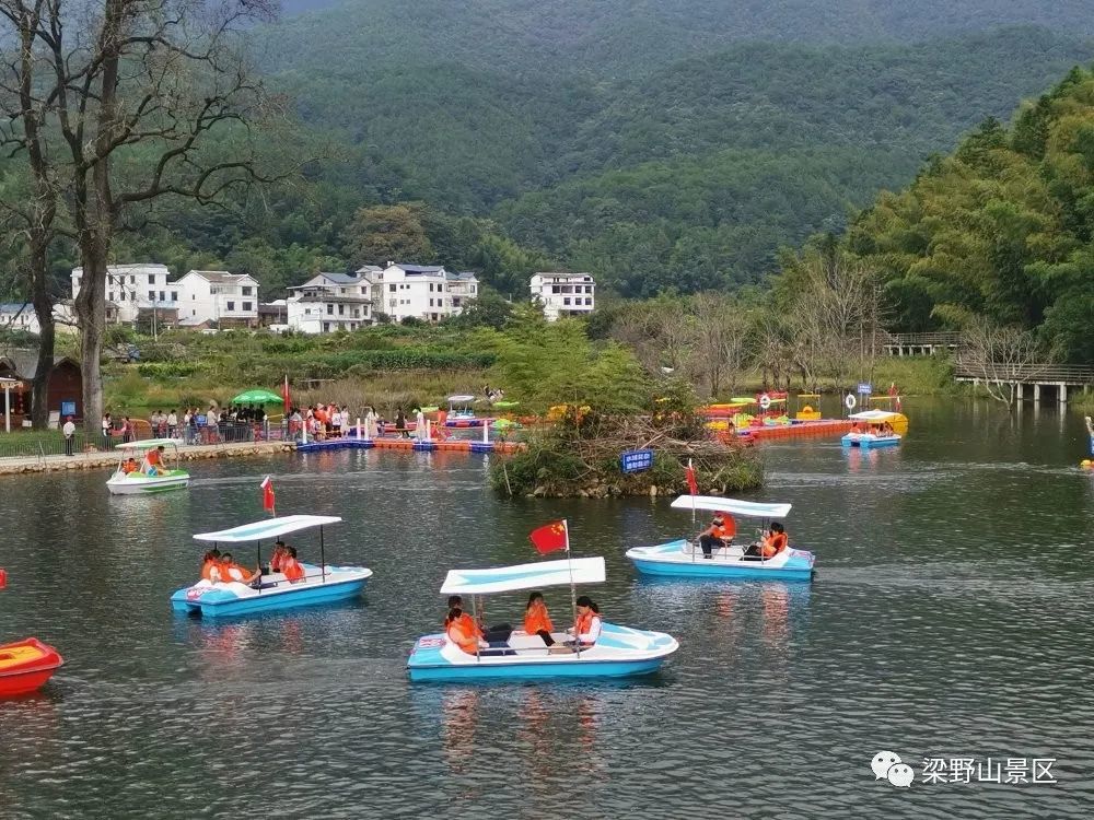 这里山水一色,在海拔600米左右的仙女湖上,呼吸着甜润的空气,船尾泛起