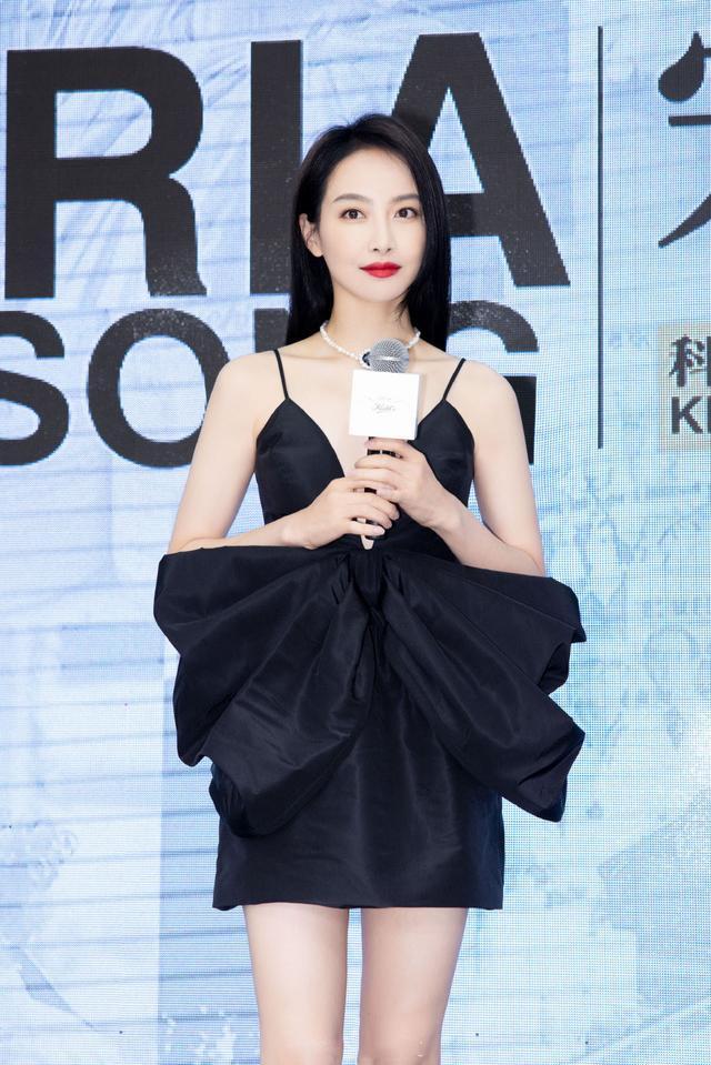 宋茜也真放得开,穿吊带短裙秀腿就算了,深v开到肚脐才