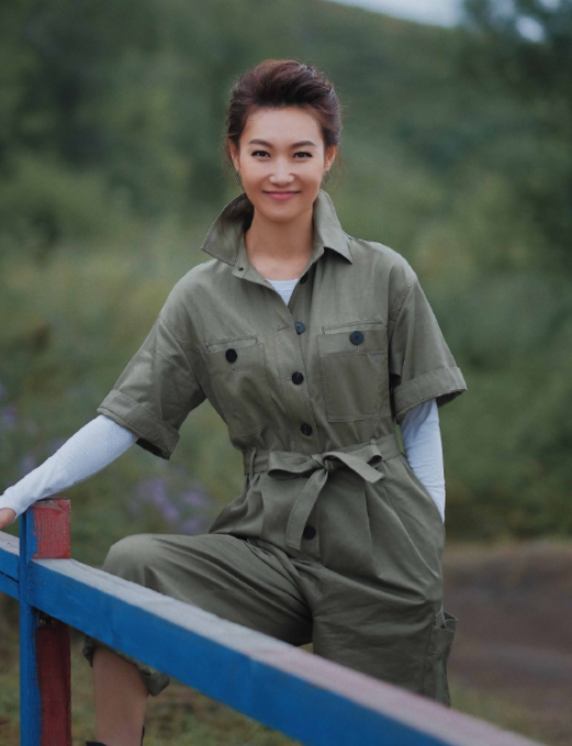 李梓萌身高太出众,穿条纹西装与素人合影,174比别人还