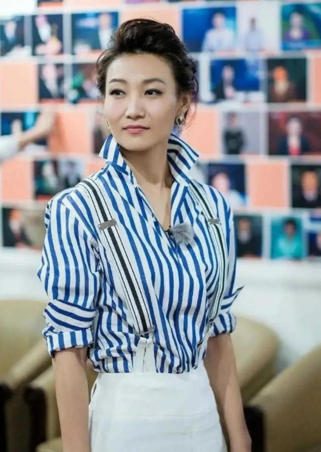 李梓萌身高太出众,穿条纹西装与素人合影,174比别人还高一大截