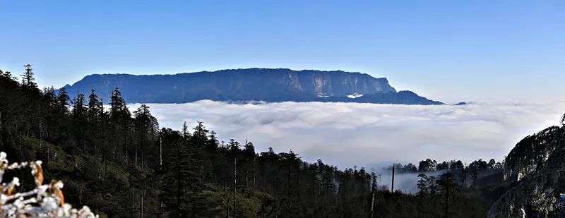 雅安宝兴县与阿坝小金县交界处 夹金山 是红军长征翻越的第一座大雪山